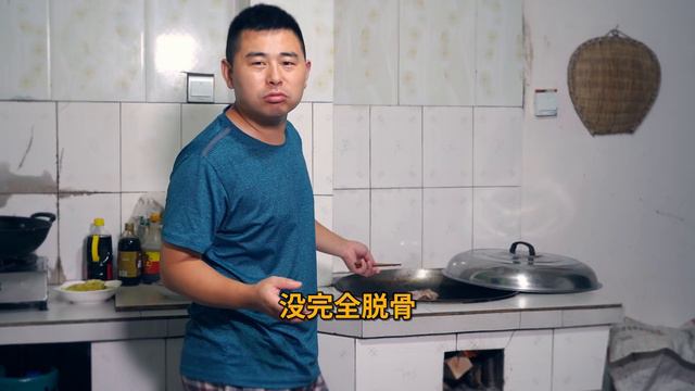 【超小厨】给老爸买猪头，做“麻辣卤猪头”，大葱辣油拌着吃，超过瘾！