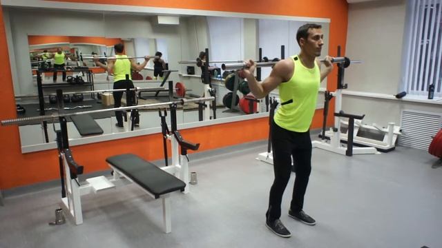 Наклон вперед со штангой стоя смотреть онлайн