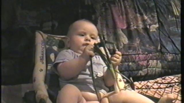 Чем можно кормить ребенка в 6 месяцев?Малыш кушает лук смотреть онлайн