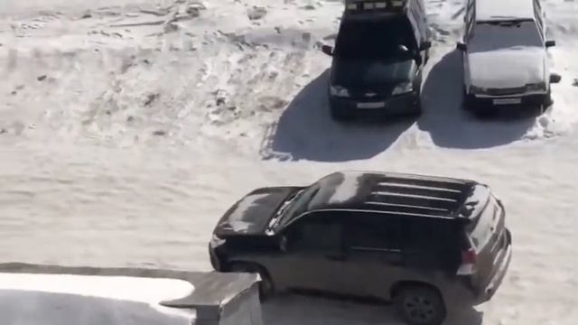 Разхерачил все машины во дворе, прикол над мужиком, заняли мое место, пьяный за рулём. смотреть онлайн