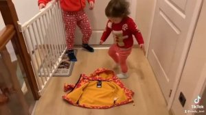 Лайфхак от Томаса и Мари ? Как научить ребёнка надеть куртку  ?