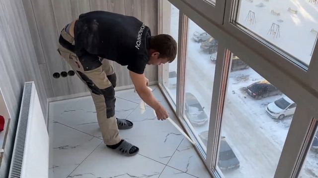 Смотри,? как силиконить швы примыкания окна и ламината на балконе #CeresitCS25