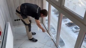 Смотри,? как силиконить швы примыкания окна и ламината на балконе #CeresitCS25