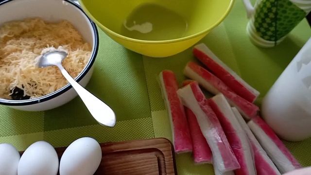 Салат с крабовыми палочками.