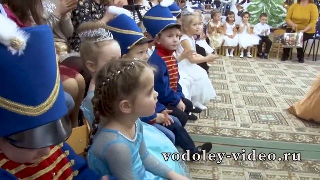 Новогодний утренник. Карнавал и вручение подарков. смотреть онлайн