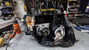 Mitsubishi Pajero. Установка лазерных линз Aozoom Laser gen5 BI-LED и линзованных ПТФ Zorkiy BF-300