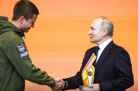 Владимир Путин объяснил разницу между волонтерами и добровольцами