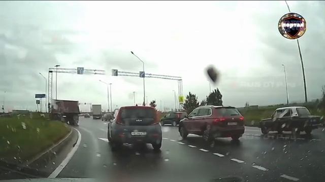 Водитель «Жигулей» хотел повернуть налево с правой полосы: ДТП в Петербурге смотреть онлайн