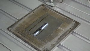 Лазерная гравировка табличек из нержавеющей стали и латуни.