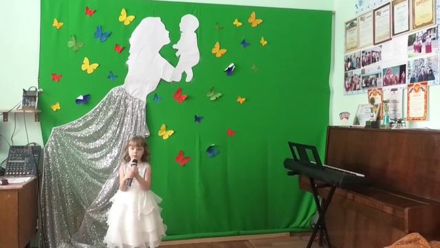 Настя Ефременко. вокальная студия Радуга с.Санниково . Маму любит вся семья смотреть онлайн