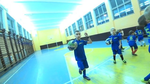 Игра - "Регби на 1 ноге" = младшие (ТРЕНИРОВОЧНОЕ УПРАЖНЕНИЕ В СОРЕВНОВАТЕЛЬНОЙ ФОРМЕ - ГОЛОСУЕМ) смотреть онлайн