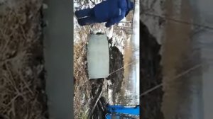 Поднимаем кольца экскаватором.