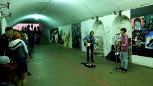 Уличные музыканты в переходе Виктора Цоя  - "Перемен"