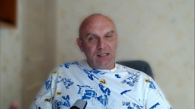 Сорокалетний мужчина ухаживает за девушкой из другого города