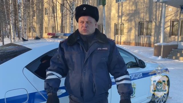 Полицейский из Пыть-Яха оказал помощь дальнобойщику из Екатеринбурга в морозы