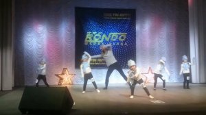 Белые снежинки кружится с утра