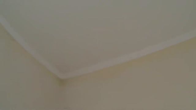 Как поклеить ПЛИНТУС под натяжной потолок? СВОИМИ РУКАМИ. смотреть онлайн