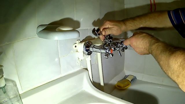 Снять и поставить: последовательность замены смесителя в ванной комнате.