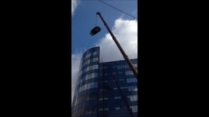 Установка рекламы на крыше здания в Москве.