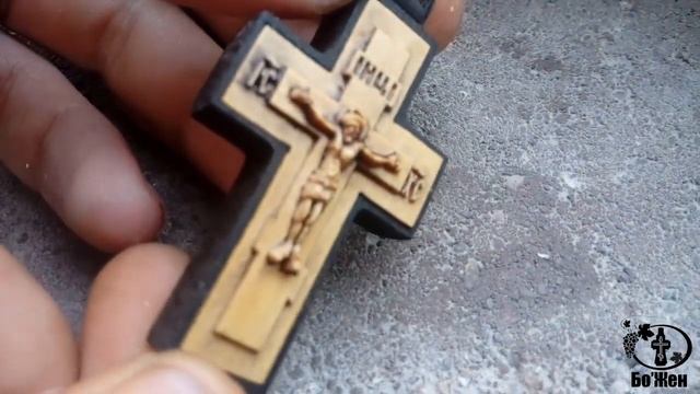 Резной деревянный крест из двух пород дерева  Шнур с деревянными вставками