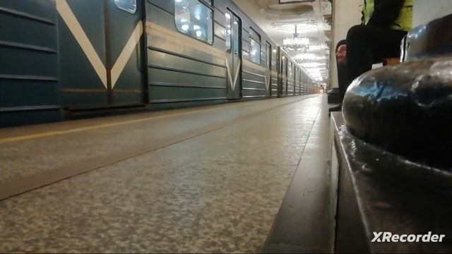 Падборка поездов метро на станции Автово:Ретро-поезд, Ем-501/Ема-502, Юбилейный, Спецсостав, Балтие смотреть онлайн