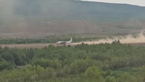 Взлёт Ан-26 с грунтовой полосы. Пыль столбом