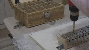 Хроника в городе. 25 ноября 2023 года. Рассверливаю уголки для крепления лаг к столбам забора в бок!