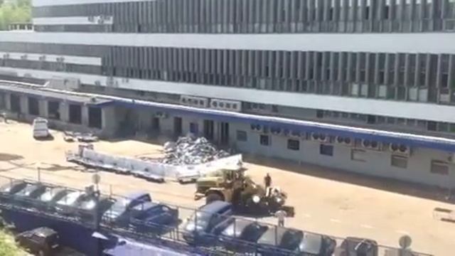 Бульдозер Почты России разгребает завалы посылок смотреть онлайн