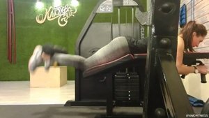 Сгибание ног в тренажере лежа