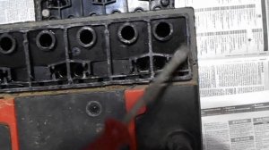 Как снять верхнюю крышку аккумулятора Atlas 70 Ач MF80D26R