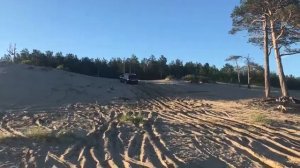 Lexus LX 570 в песке