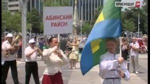 Фестиваль народного творчества в Краснодаре открыли парадом духовых оркестров.mp4