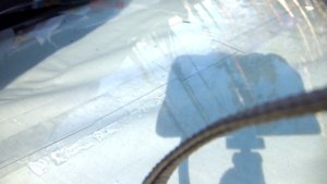 Ремонт трещины на лобовом стекле в уличных условиях.