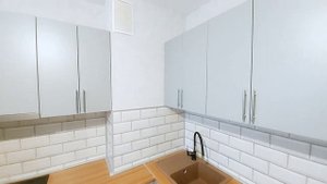 Стильная угловая кухня с коробом в углу