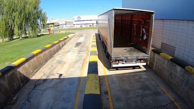 #СТАЖЁР БЕЗ ОПЫТА под РАМПУ на #ФУРЕ. ПЕРВЫЙ ЗАЕЗД под РАМПУ на ЗАГРУЗКУ. смотреть онлайн