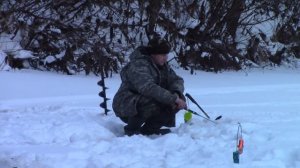 ПОДЛЁДНАЯ РЫБАЛКА. ЛОВИМ НАЛИМА НА СЛОМЕ ПОГОДЫ. НЕ ЗРЯ ПОСТАВИЛ ЭТОТ КОНУС. ЧУТЬ ПАЛАТКУ НЕ УНЕСЛО