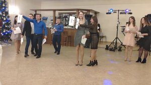 Веселый конкурс на новогоднем корпоративе.