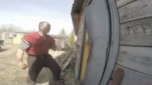 Выбил двери с 1 удара кулаком!