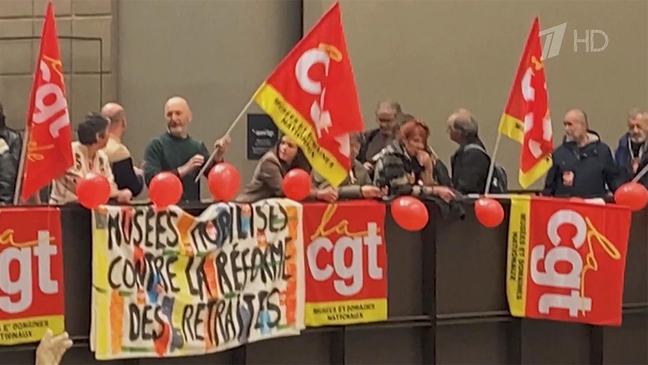 В Париже протестующие развернули плакаты перед скульптурой "Врата ада" в музее Орсе