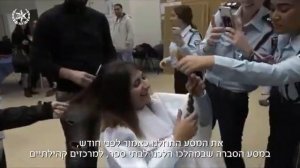 Девушки-полицейские остригают длинные волосы