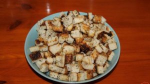 Микс салат с плавленым сыром сухариками и куриной грудкой