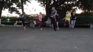 Интенсивная танцевальная тренировка на улице. зумба, Zumba