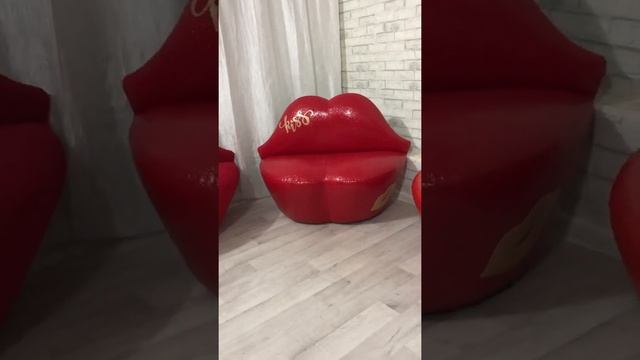 Диван губы смотреть онлайн