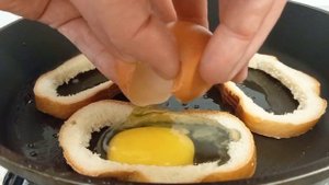 Такого вкусного завтрак я ещё не-ел/Яйцо в хлебе на сковороде/Egg in bread in a pan!