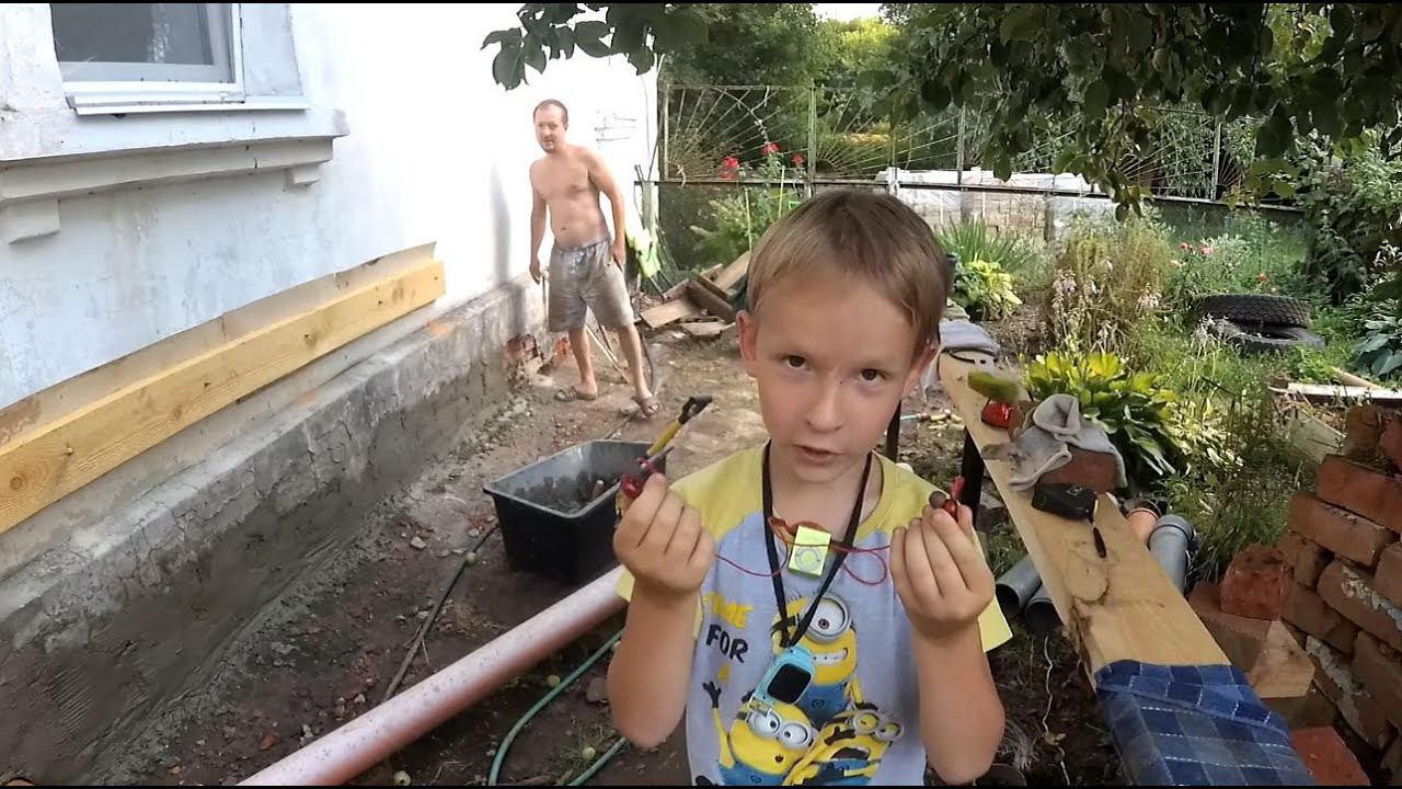 Продолжаем строить балкончик у дома в деревне смотреть онлайн