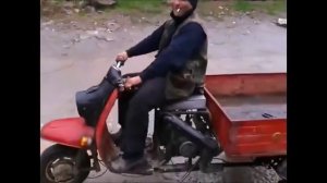 улетел в яму на мотороллере муравей