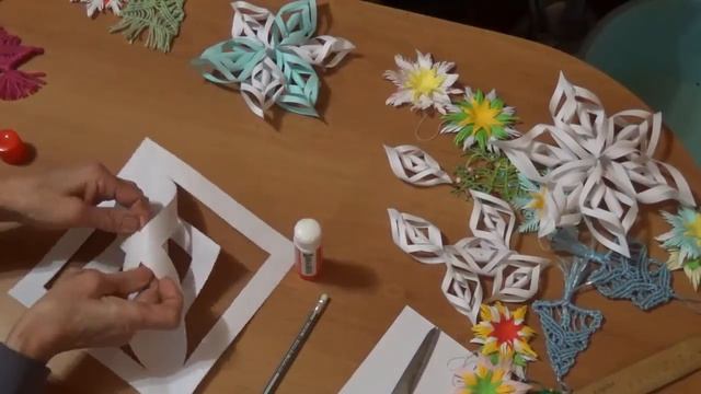 Как сделать ажурную новогоднюю снежинку из бумаги-легко и просто