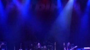 Зеркалом блестит река