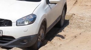 Ford Kuga и Nissan Qashqai на песке