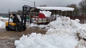 Уборка снега вилочным погрузчиком